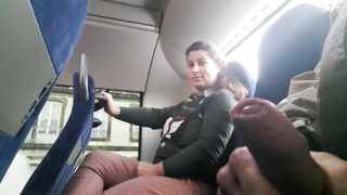 В автобусе достал стояк — она увидела, подсела и начала трогать его, не стесняясь людей