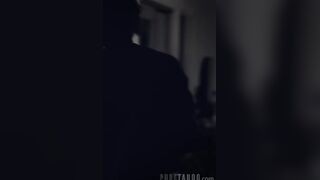 Сломанные руки мужа — идеальный момент: жена трахнулась с его другом в соседней комнате