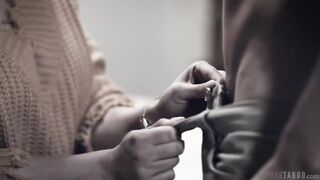 Сломанные руки мужа — идеальный момент: жена трахнулась с его другом в соседней комнате