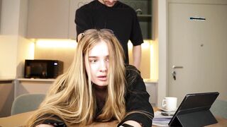 Секретарша с большой грудью облажалась — босс наказал её своим толстым членом