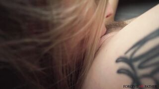 Жаркий тройничок в фургоне — две уличные сучки лижут друг друга, а я ебу их в анал по очереди