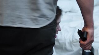 Отец наказывает дочь за курение электронки