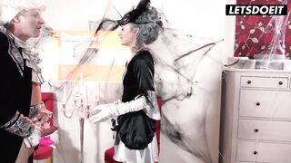 Секс на хеллоуин с падчерицей