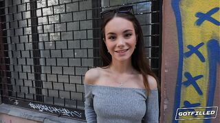 Я снял крошечную брюнетку и подарил ей незабываемый секс  !!!!