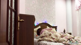 Пасынок прячется в шкафу, чтобы провести ночь с мачехой втайне  от отца