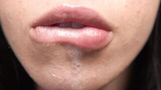 Порочная сучка мастурбирует на вебке и плюётся густой кончей из полного рта — экстремальный close-up