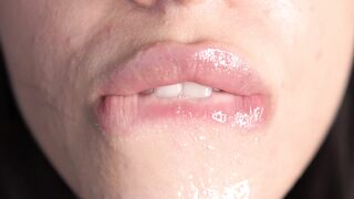 Порочная сучка мастурбирует на вебке и плюётся густой кончей из полного рта — экстремальный close-up