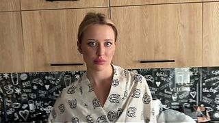 Жена забыла приготовить обед — зато накормила мужа минетом и дала киску прямо на кухне