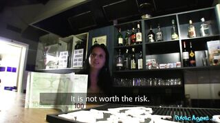 Барменша за деньги устроила приват: минет на коленях → трах на стойке → кремпай как бонус!!