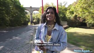 Смуглая красотка-индуска не отказала за деньги — трах на улице и густая сперма в рот крупным планом