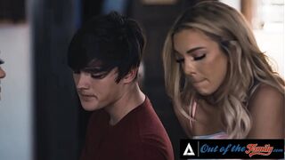 Мачеха соблазнила дочь: «Давай поделим его хуй» — и они вдвоём оседлали парня до полного истощения