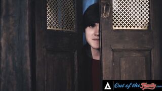 Мачеха соблазнила дочь: «Давай поделим его хуй» — и они вдвоём оседлали парня до полного истощения