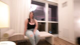 Снял сочную пухляшку из казино — отвёл ее в номер отеля и вылил всю сперму на её огромные титьки !!