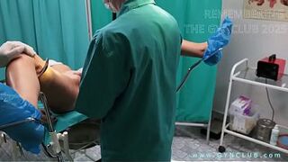 Он трогает их киски медленно и нежно — они кончают так, что кресло мокрое, а они улыбаются