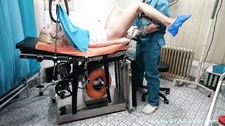 Он трогает их киски медленно и нежно — они кончают так, что кресло мокрое, а они улыбаются