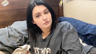 Она грустила одна — я достал хуй, она улыбнулась и сказала «трахай меня, братик»