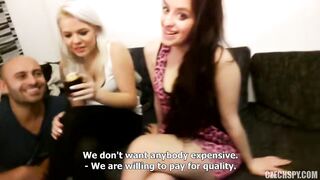 Два кореша решили развлечься — приехали к двум блядям домой и устроили дикую групповуху на всю ночь