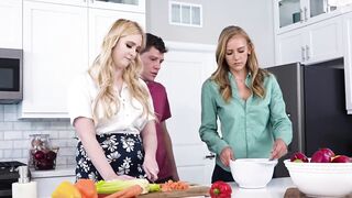 Две бляди в одном доме — кухня для первой, диван и фильм для второй, кончил в каждую